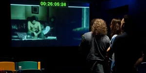 Imagen clase práctica doblaje con atril
