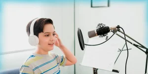 Foto de niño creado en estudio de doblaje